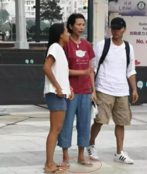 45歲蔡少芬素顏逛街,男人都要懷疑人生,網友:也就張晉受得了!