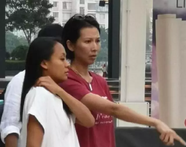 45歲蔡少芬素顏逛街,男人都要懷疑人生,網友:也就張晉受得了!
