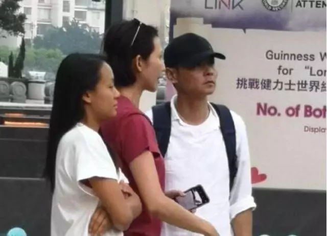 45歲蔡少芬素顏逛街,男人都要懷疑人生,網友:也就張晉受得了!