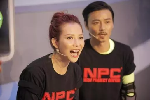 45歲蔡少芬素顏逛街,男人都要懷疑人生,網友:也就張晉受得了!