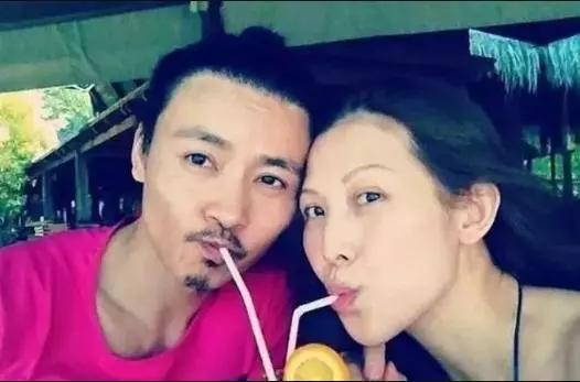 45歲蔡少芬素顏逛街,男人都要懷疑人生,網友:也就張晉受得了!