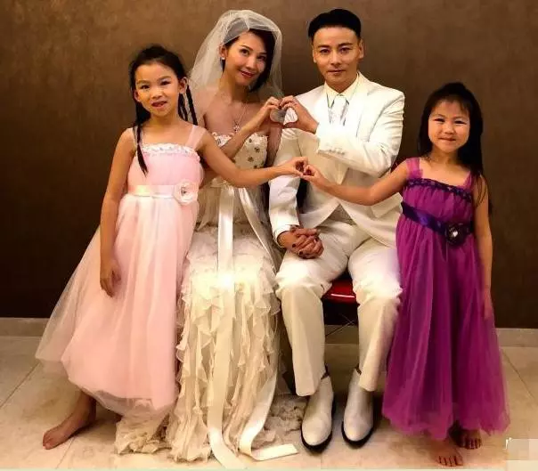 45歲蔡少芬素顏逛街,男人都要懷疑人生,網友:也就張晉受得了!