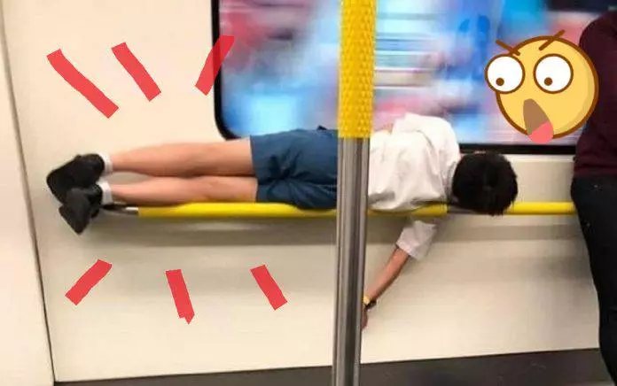 高手在民間?學生搭地鐵神還原小龍女高難度「鋼索睡姿」