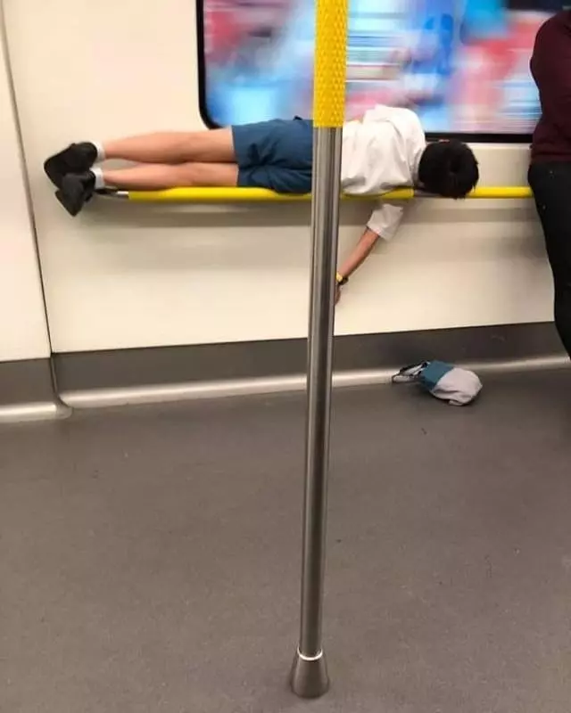 高手在民間?學生搭地鐵神還原小龍女高難度「鋼索睡姿」
