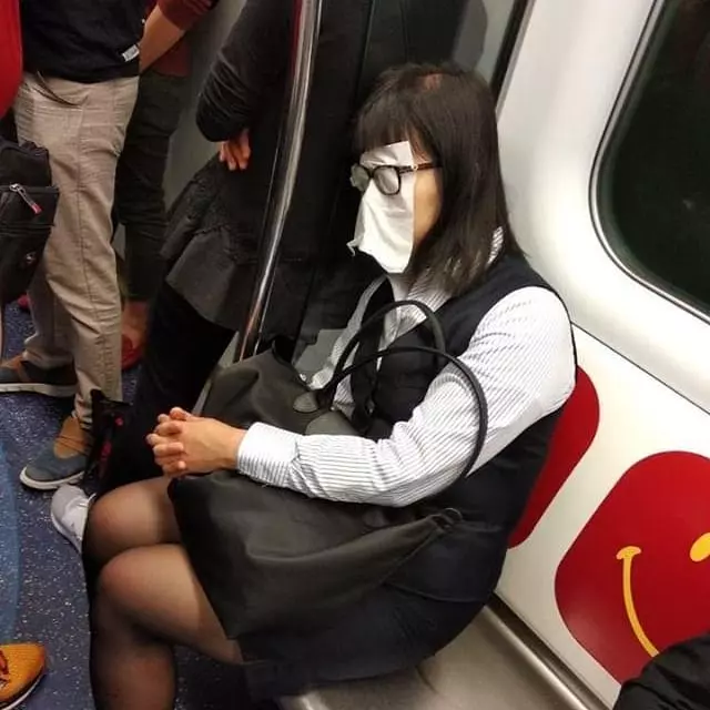 高手在民間?學生搭地鐵神還原小龍女高難度「鋼索睡姿」