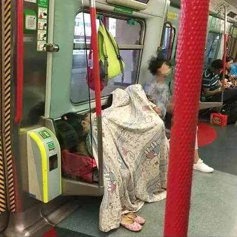 高手在民間?學生搭地鐵神還原小龍女高難度「鋼索睡姿」