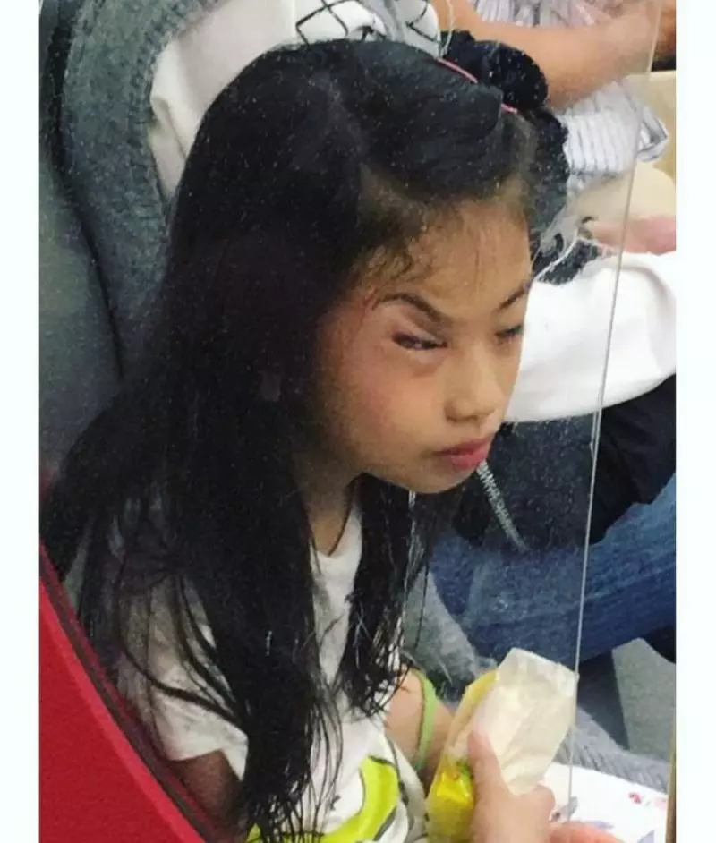 高手在民間?學生搭地鐵神還原小龍女高難度「鋼索睡姿」