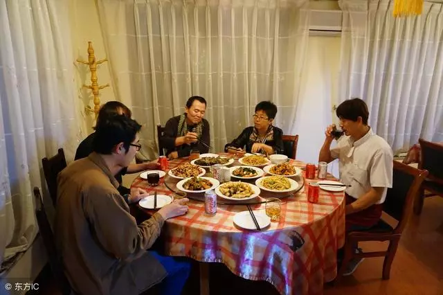 婆婆55歲生日回去慶生,意外得知老公有個秘密,逼問下他承認一事