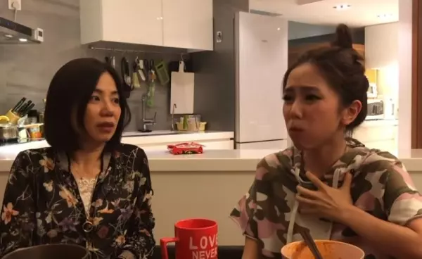 鄧紫棋在母親節前夕曬親媽影片,驚爆一家神基因! 網狂讚:兩人也太像姊妹!