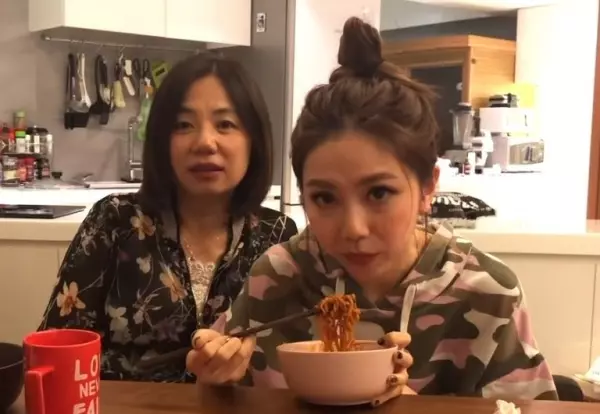 鄧紫棋在母親節前夕曬親媽影片,驚爆一家神基因! 網狂讚:兩人也太像姊妹!