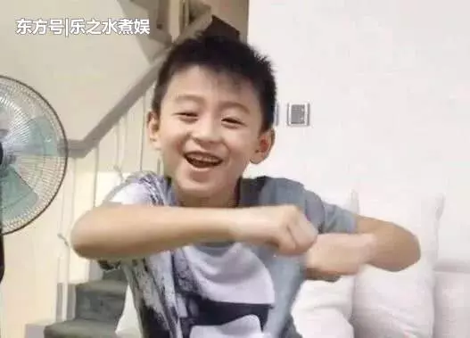 張柏芝首次曬出孩子照片,小兒子長得像誰一看就太明顯了!