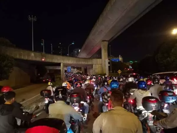 有了MBike還是塞! 關卡馬勞摩哆大軍堵到心很塞 !