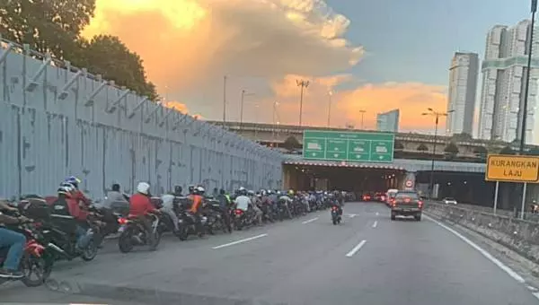 有了MBike還是塞! 關卡馬勞摩哆大軍堵到心很塞 !