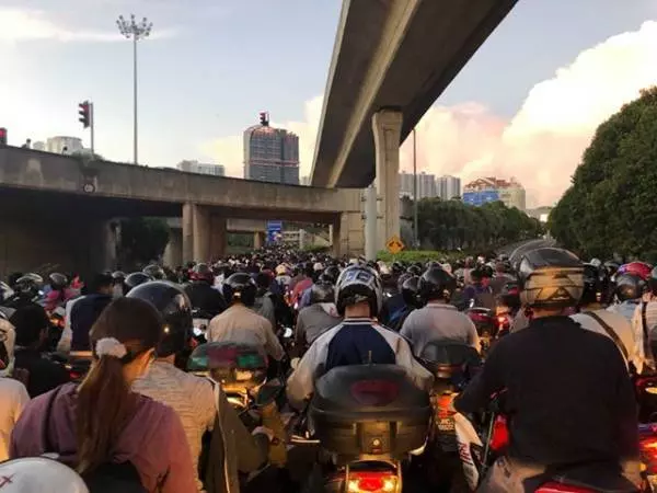 有了MBike還是塞! 關卡馬勞摩哆大軍堵到心很塞 !