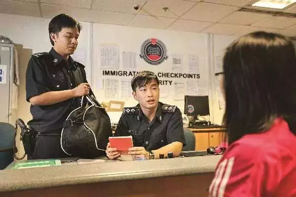 驚爆!「假新加坡護照」 在暗網大受歡迎,3800新幣一本以假亂真