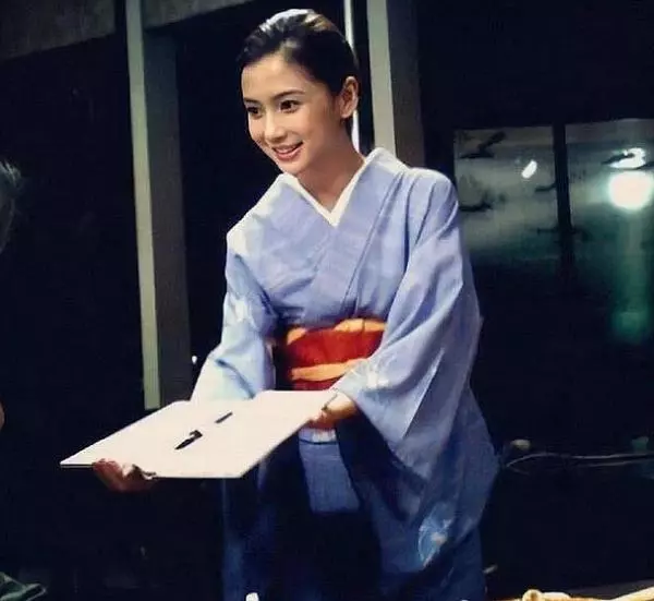Angelababy早年「和服照」曝光,在沒有任何美顏特效下:整沒整容一目了然