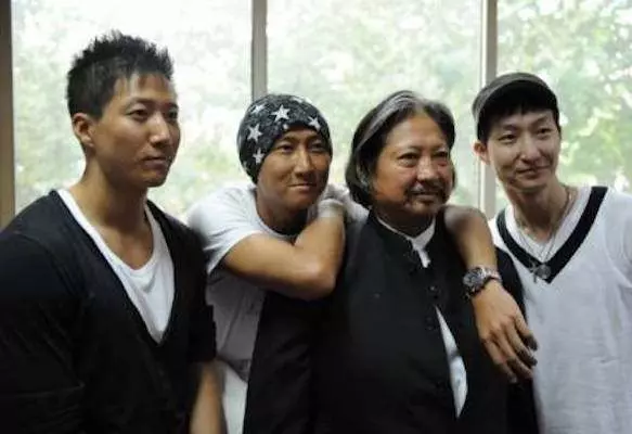 成龍兒子不紅,洪金寶兒子不紅,曾志偉兒子也不紅,但他兒子卻紅遍了!.