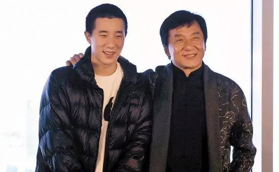 成龍兒子不紅,洪金寶兒子不紅,曾志偉兒子也不紅,但他兒子卻紅遍了!.