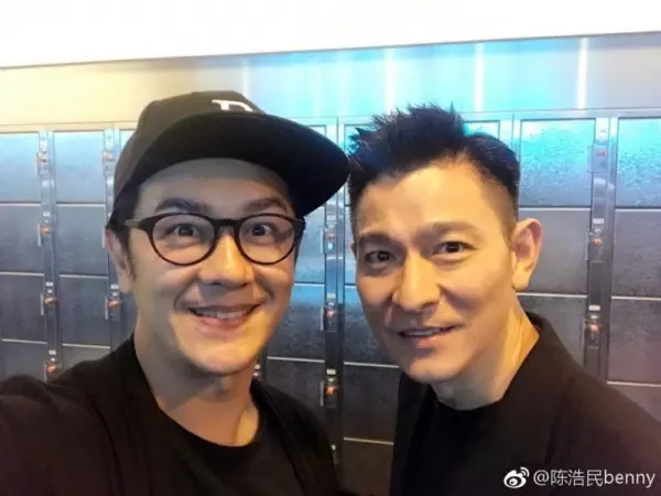 成龍兒子不紅,洪金寶兒子不紅,曾志偉兒子也不紅,但他兒子卻紅遍了!.
