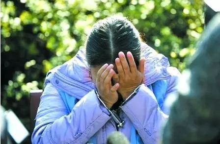 婆婆患重病,老公要賣房救治她,我提出離婚分割財產,有什麼錯?