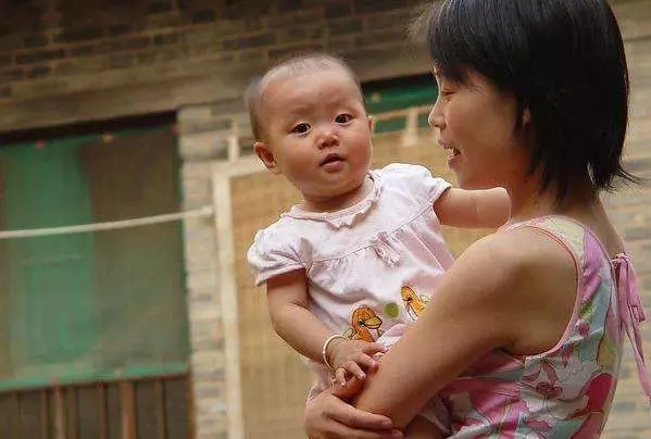 小姑子幫忙帶孩子,每月給兩千,下班看滿屋行李,我堅決離婚