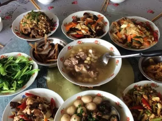 女子生雙胞胎哥哥來看望,吃飯時婆婆說一話,當天哥哥帶她回娘家