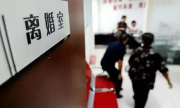 妹妹離婚後住娘家,老婆隨口說了兩句話,母親摔了碗筷說聲滾