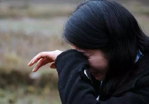 妹妹離婚後住娘家,老婆隨口說了兩句話,母親摔了碗筷說聲滾