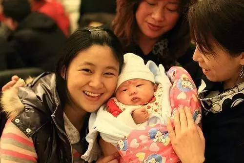 兒子周歲婆婆給2萬,鄉下媽送袋雞蛋,趕走媽後再回家悔斷腸