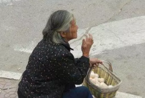 兒子周歲婆婆給2萬,鄉下媽送袋雞蛋,趕走媽後再回家悔斷腸