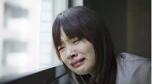 兒子周歲婆婆給2萬,鄉下媽送袋雞蛋,趕走媽後再回家悔斷腸