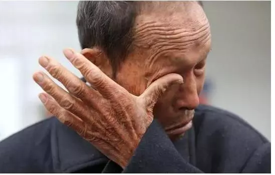 老伴去世,女接我到城裡散心,女婿連番侮辱我,女兒做法讓我感動