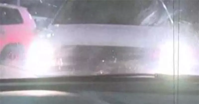 網友的經歷訴說如果遇到「車子對著你打高燈就要趕快開走」的原因!女生們一定要看!