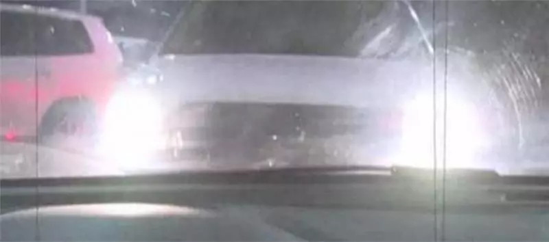 網友的經歷訴說如果遇到「車子對著你打高燈就要趕快開走」的原因!女生們一定要看!