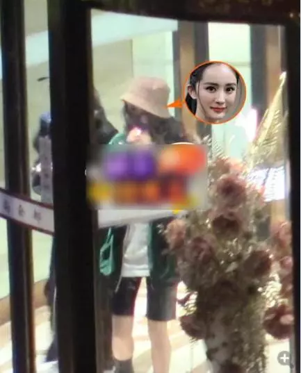 楊冪霍建華私下約飯,楊冪皮褲皮靴秀美腿,不吃飯只看霍建華吹水!