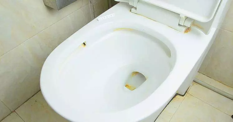 【自製強力潔廁靈】,馬桶裡撒一把,三分鐘後沖一沖,馬桶潔淨如新