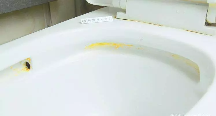 【自製強力潔廁靈】,馬桶裡撒一把,三分鐘後沖一沖,馬桶潔淨如新