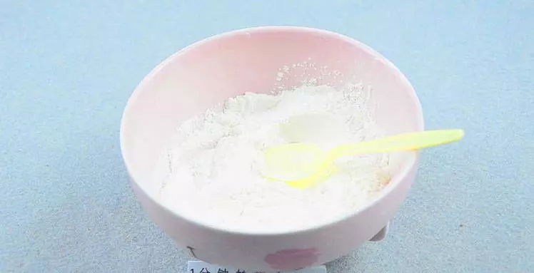 【自製強力潔廁靈】,馬桶裡撒一把,三分鐘後沖一沖,馬桶潔淨如新