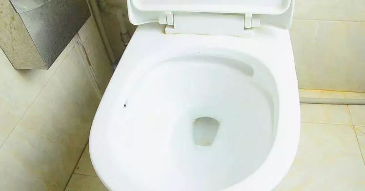 【自製強力潔廁靈】,馬桶裡撒一把,三分鐘後沖一沖,馬桶潔淨如新