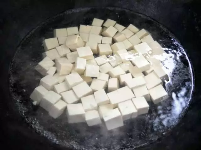 豆腐怎樣做好吃入味,加2勺它,增香又提味,比麻婆豆腐更好吃!