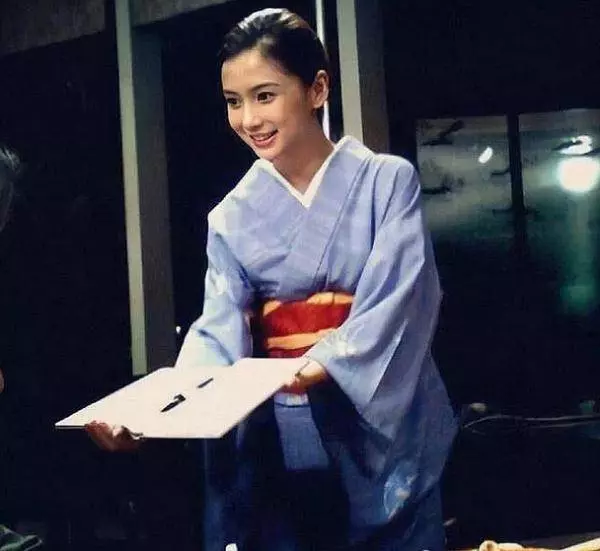 Angelababy早年「和服照」曝光,在沒有任何美顏特效下:整沒整容一目了然