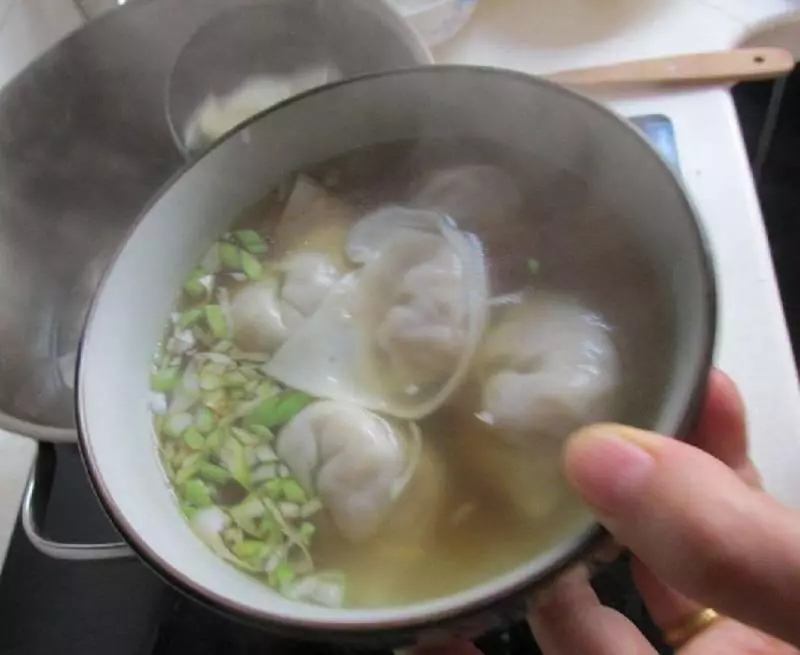 餛飩湯這樣調真簡單,湯鮮美餛飩多汁,早餐來1碗,吃得飽營養好