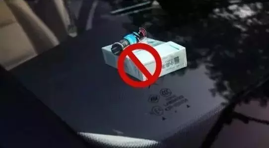跟你們說這些東西千萬不要放車上,就是講不聽!真的爆炸了!愛開車的你一定要注意,這些生活用品快點丟出車外吧!太恐怖了!!