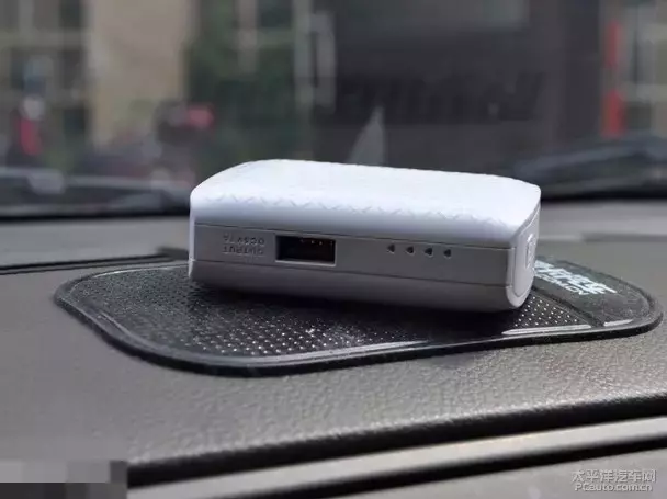 跟你們說這些東西千萬不要放車上,就是講不聽!真的爆炸了!愛開車的你一定要注意,這些生活用品快點丟出車外吧!太恐怖了!!