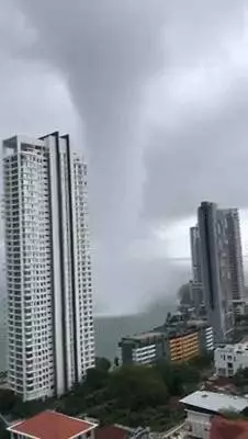 《嚇死了》我在「」新加坡「」金沙泳池,看到了'龍吸水'!」