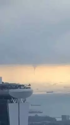《嚇死了》我在「」新加坡「」金沙泳池,看到了'龍吸水'!」