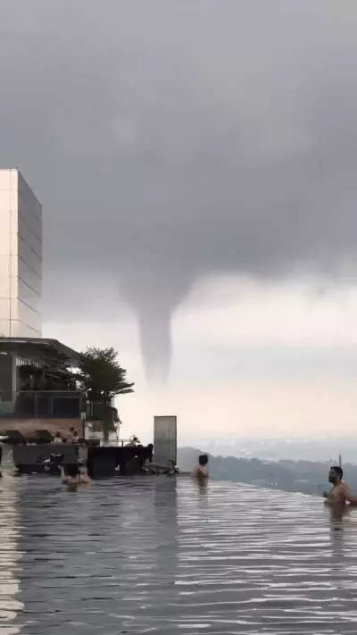 《嚇死了》我在「」新加坡「」金沙泳池,看到了'龍吸水'!」