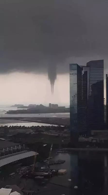 《嚇死了》我在「」新加坡「」金沙泳池,看到了'龍吸水'!」