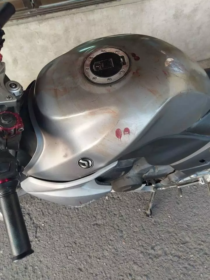 他上班時忘了拔鎖匙,下班驚見「整台機車都是血跡」!查看監視器竟發現…瞬間超內疚!