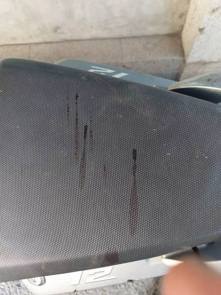 他上班時忘了拔鎖匙,下班驚見「整台機車都是血跡」!查看監視器竟發現…瞬間超內疚!